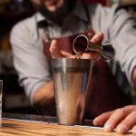 barman con coctelera