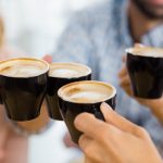 personas brindado con café