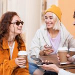 tres amigos tomando un café