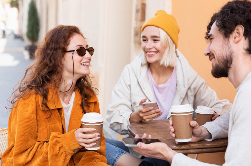 tres amigos tomando un café