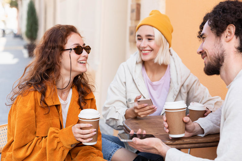 tres amigos tomando un café