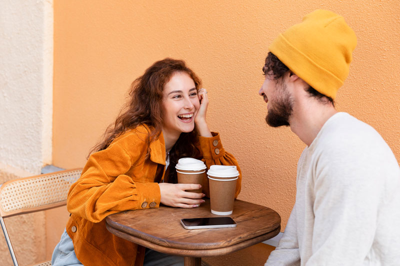 pareja tomando café