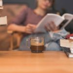 mujer leyendo tras libros